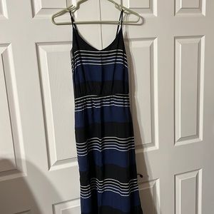 5 for $25 💵 Ladies medium old navy maxi dress